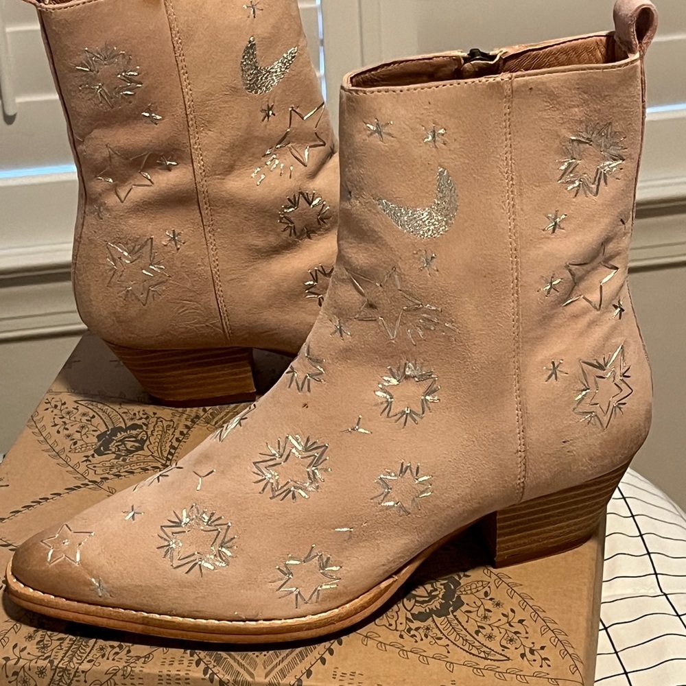 SOLD!! SOLD!!!    FREE PEOPLE BOOTS 👢 SILVER STARS NWT sz 9 - Picture 3 of 3